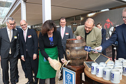 Fassanstich bei Zeppelin Rental zu Beginn ders Rundgangs von Ministerin Ilse AIgner (©Foto. Martin Schmitz)